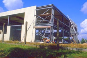 Baubeginn und Fertigstellung der erweiterten Produktionshalle
